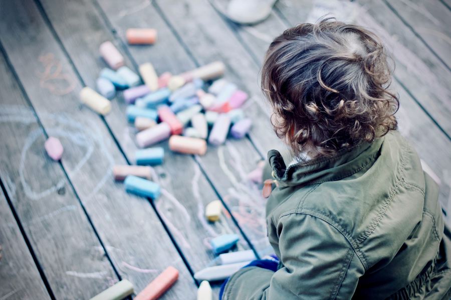 Kind speelt met krijt Kind speelt met krijt