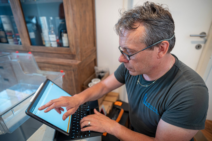 Frank Lamberechts werkt op de laptop