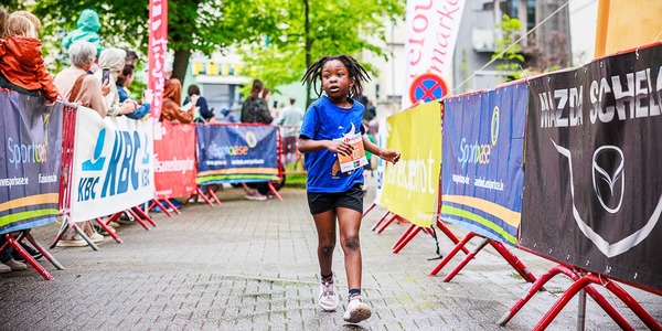 Jonge loopster aan de finish van de Reuzenloop