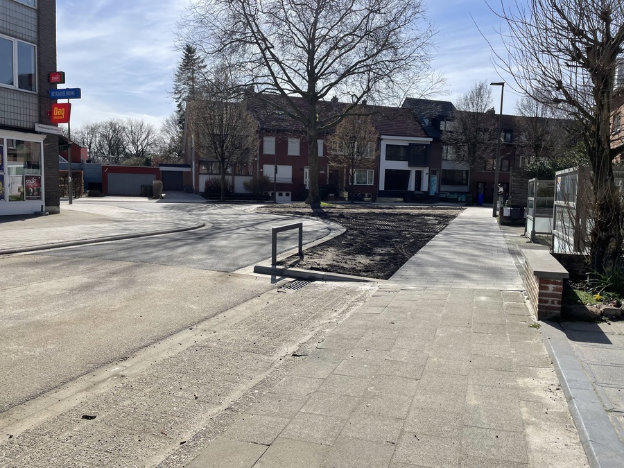Zicht op het vernieuwde kruispunt vanuit de F. Pauwelsstraat.