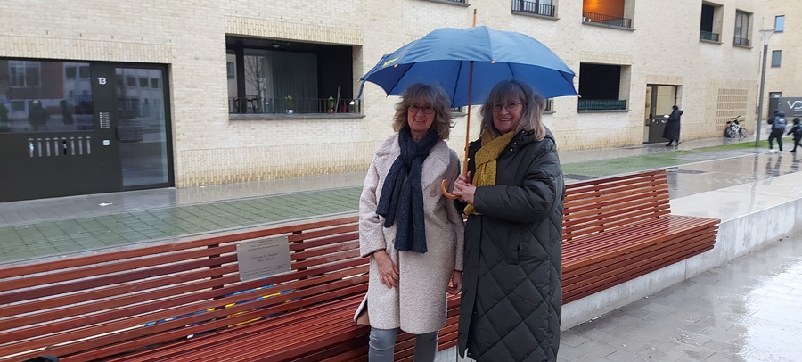 Zussen Marleen De Backer voor herdenkingsbank.