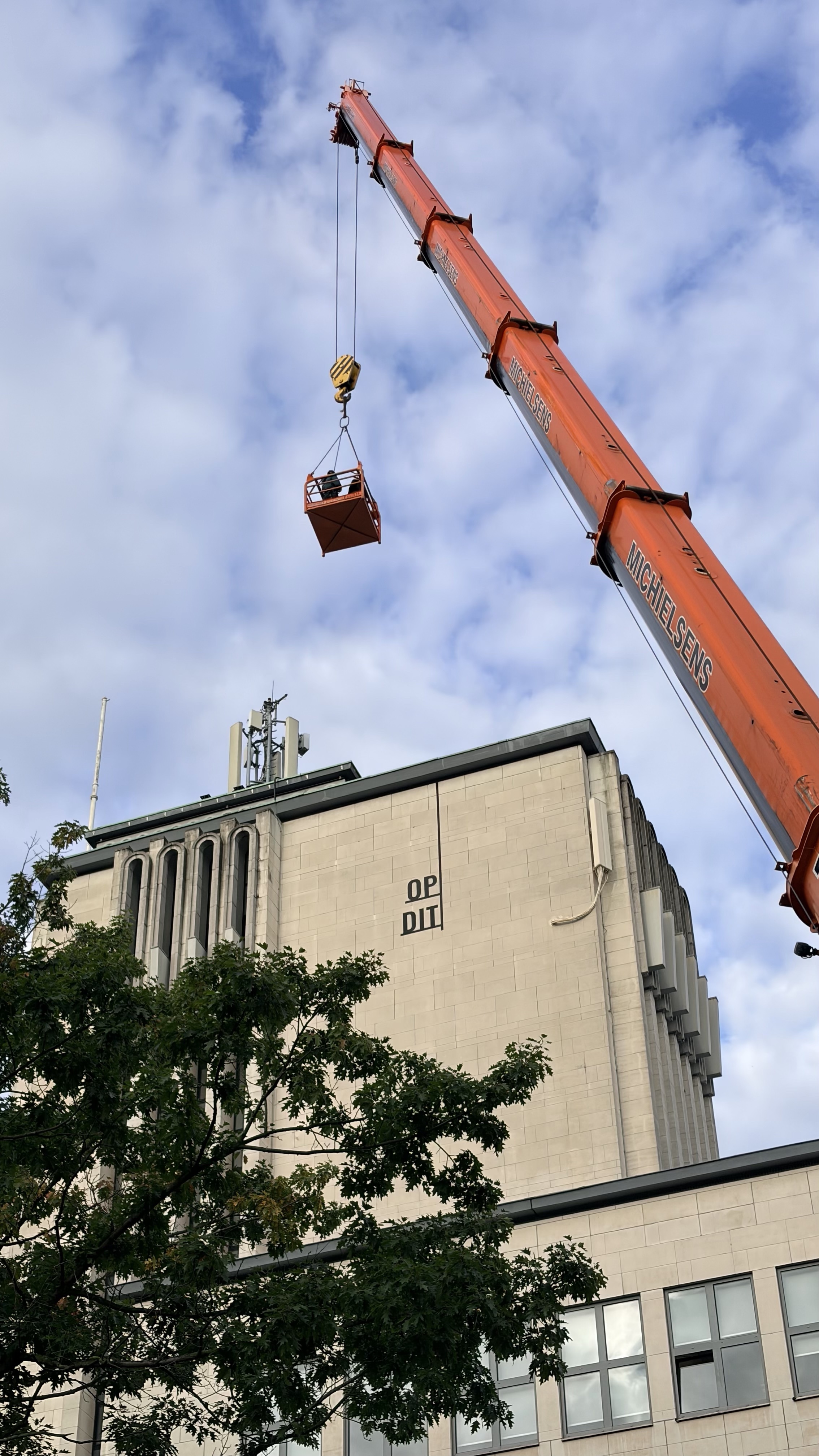 De strofe op de toren van het districtshuis wordt aangebracht