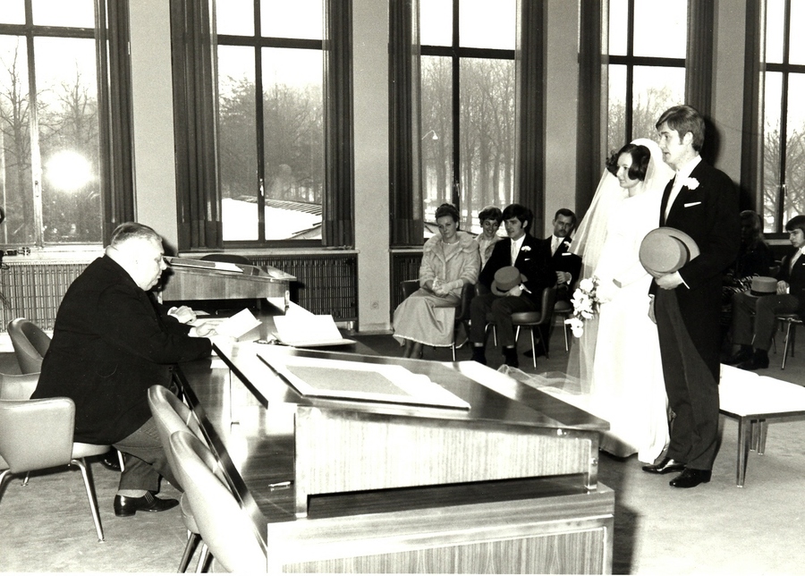 Een trouw met burgemeester Maurice Dequeecker in de trouwzaal