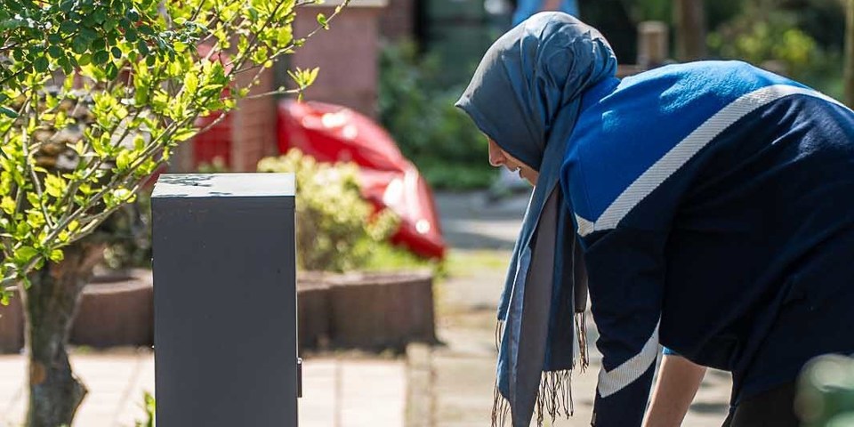 Een dame kuist de stoep