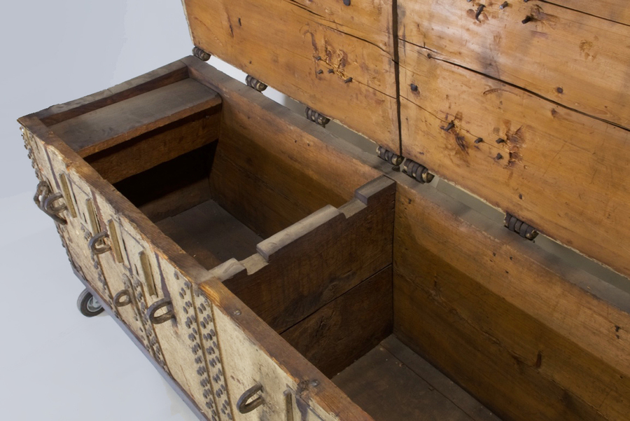 De houten kist is geopend en de afwerking aan de binnenzijde is te zien.