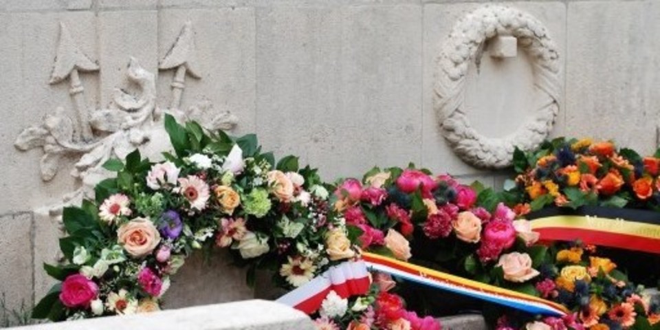 Kransen aan het Heldenmonument Kransen aan het Heldenmonument
