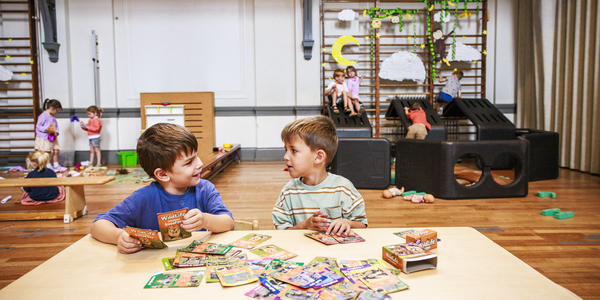 Kinderen spelen op verschillende manieren.