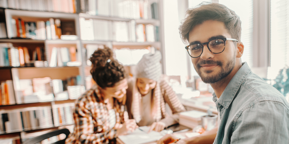 Jongeren die aan het studeren zijn Jongeren die aan het studeren zijn