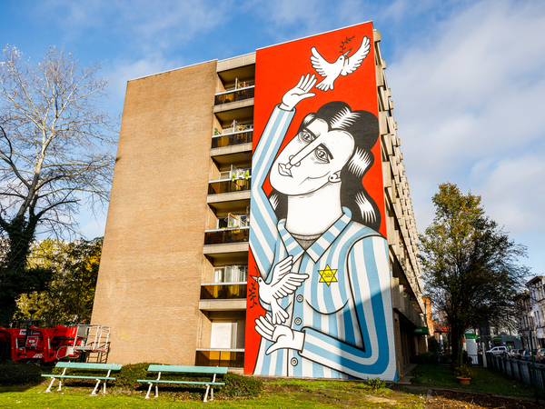 Mala Zimetbaum siert de zijgevel van een appartementsgebouw in Borgerhout. Mala Zimetbaum siert de zijgevel van een appartementsgebouw in Borgerhout.