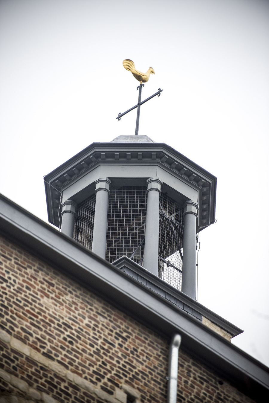 Gerestaureerde klokkentoren van de kerk Brabantse Olijfberg