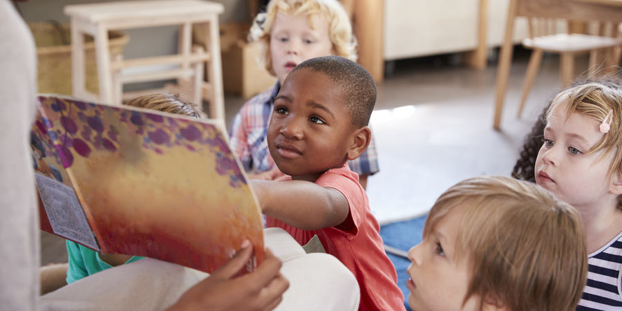 Kinderen spelen samen.