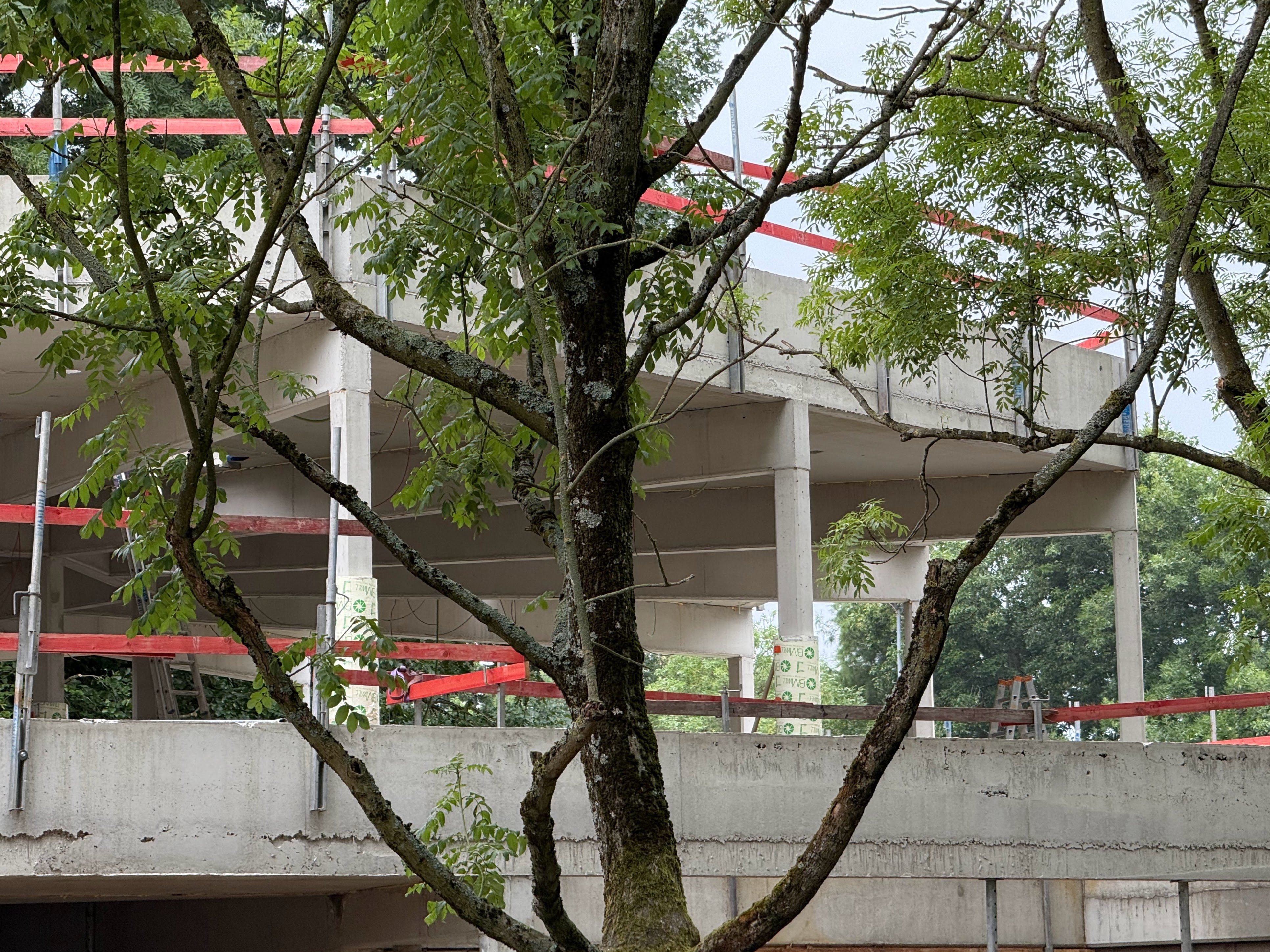 Blik op de eerste verdieping van een van de twee nieuwe kleedkamergebouwen in sportpark Het Rooi
