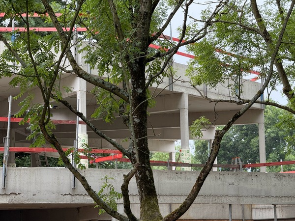 Blik op de eerste verdieping van een van de twee nieuwe kleedkamergebouwen in sportpark Het Rooi
