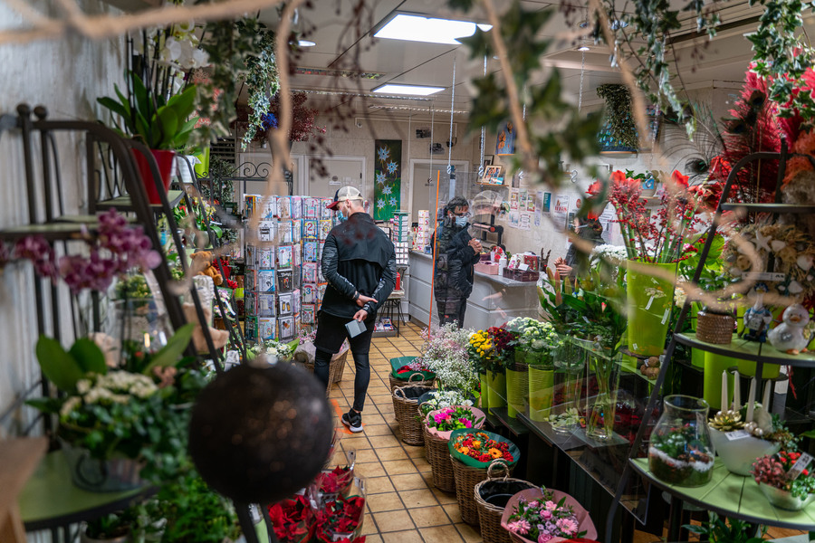 De kassa van de bloemenwinkel
