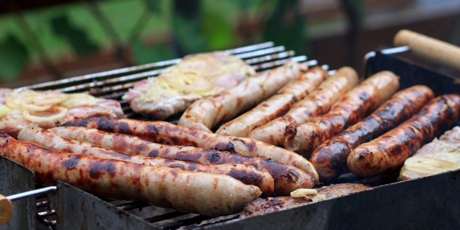Worstjes en ander vlees op een barbecue. Worstjes en ander vlees op een barbecue.