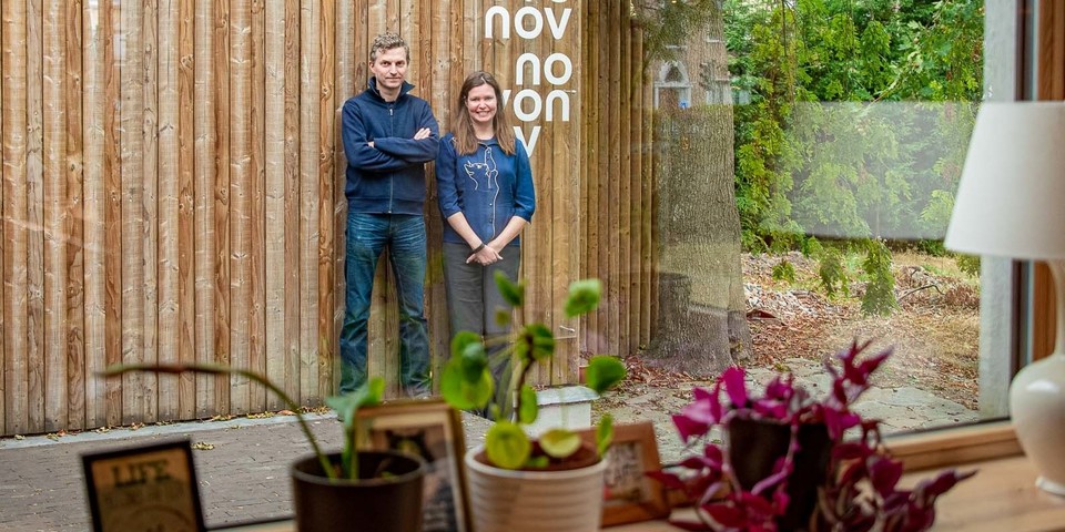 Benjamin en Liesbeth poseren in de tuin van Novonov