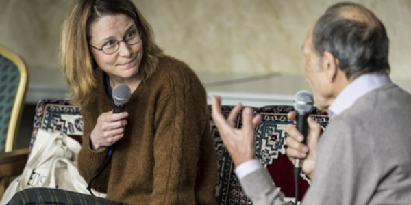 Twee personen waar één iemand geïnterviewd wordt