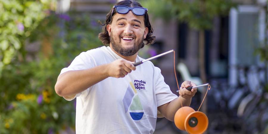 Een jeugdwerker speelt met een diabolo Een jeugdwerker speelt met een diabolo