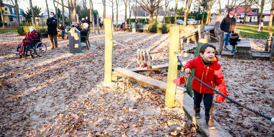 Kinderen spelen samen met hun ouders op de speeltuin. Kinderen spelen samen met hun ouders op de speeltuin.