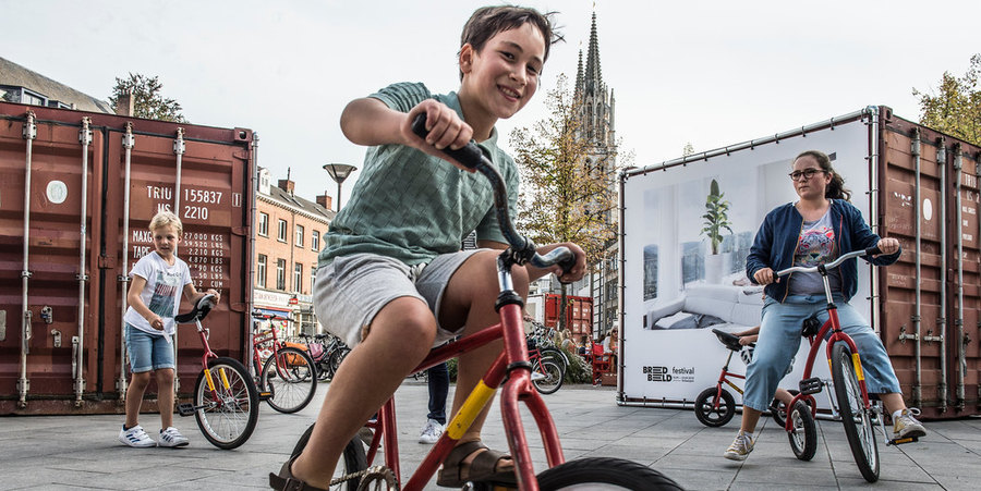 Drie kinderen zijn aan het fietsen.