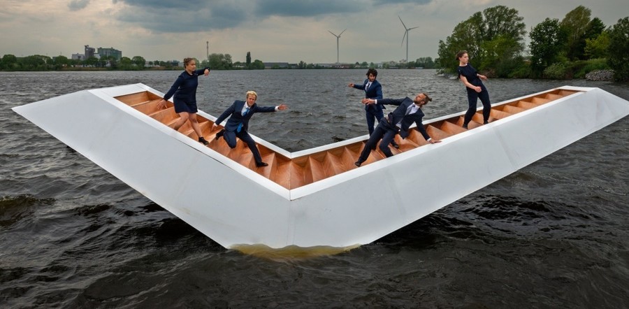 beeld van de artiesten op de trap in het water beeld van de artiesten op de trap in het water