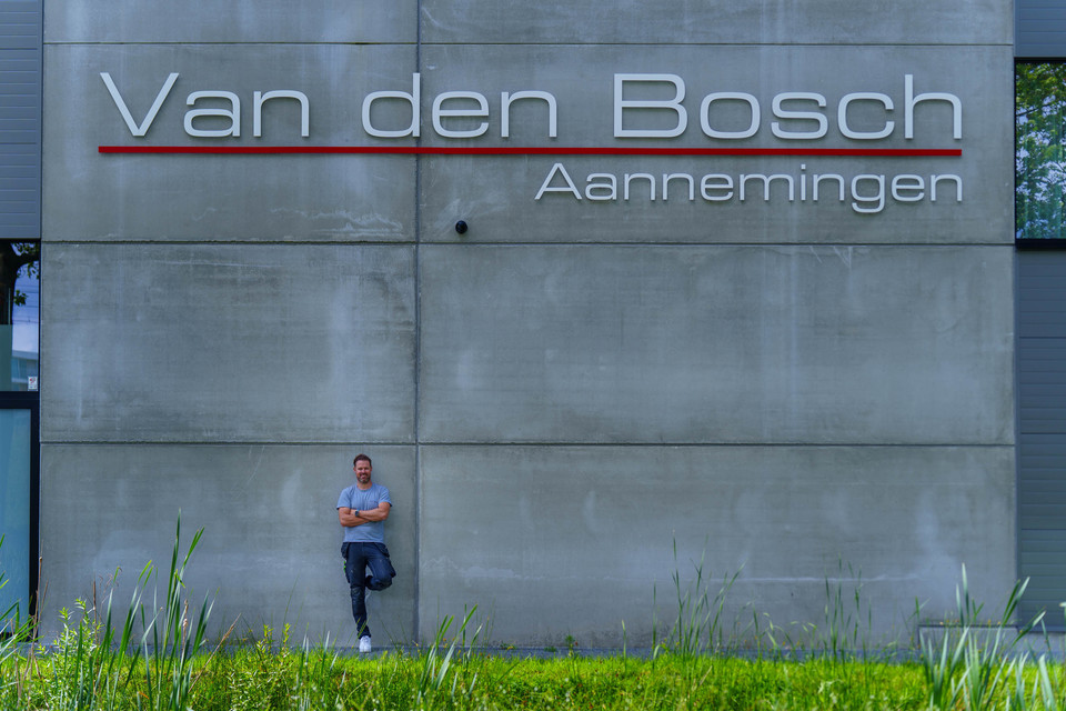 Steve voor zijn magazijn