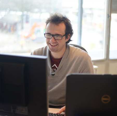 Werftoezichter behandelt mails aan de computer Werftoezichter behandelt mails aan de computer