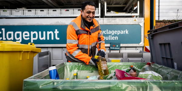 Stadsmedewerkers in recyclagepunt.