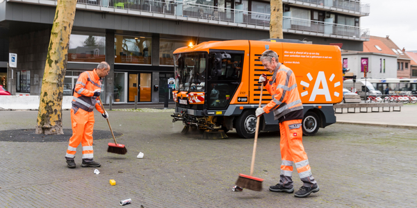 Enkele medewerkers van de dienst stadsreiniging poetsen op de Bist.