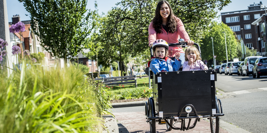 Vrouw met bakfiets Vrouw met bakfiets