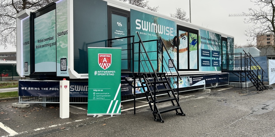 Buitenbeeld van het mobiele zwembad aan sporthal Luchtbal
