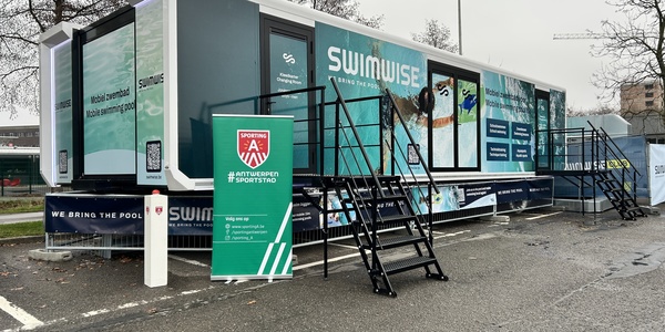 Buitenbeeld van het mobiele zwembad aan sporthal Luchtbal