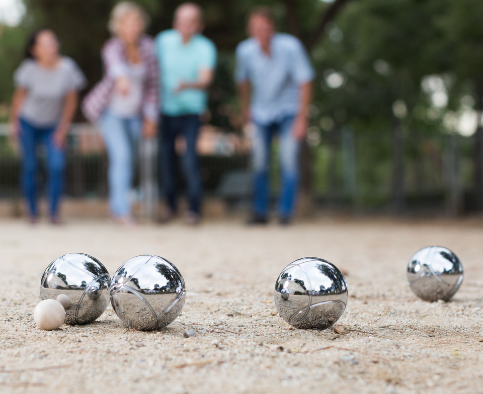 senioren spelen een spel petanque