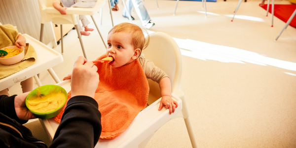 Gratis voedingsadvies en workshops voor ouders en kind in Borgerhout. Foto van kind dat vaste voeding krijgt.