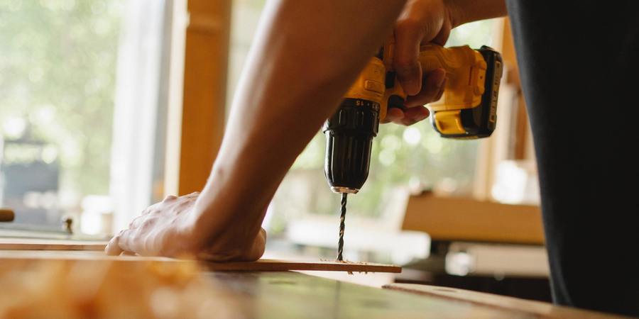 Klussen met boormachine en planken