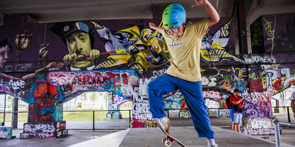 skatende jongen met helm