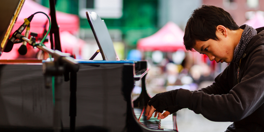 Een jongen speelt piano Een jongen speelt piano