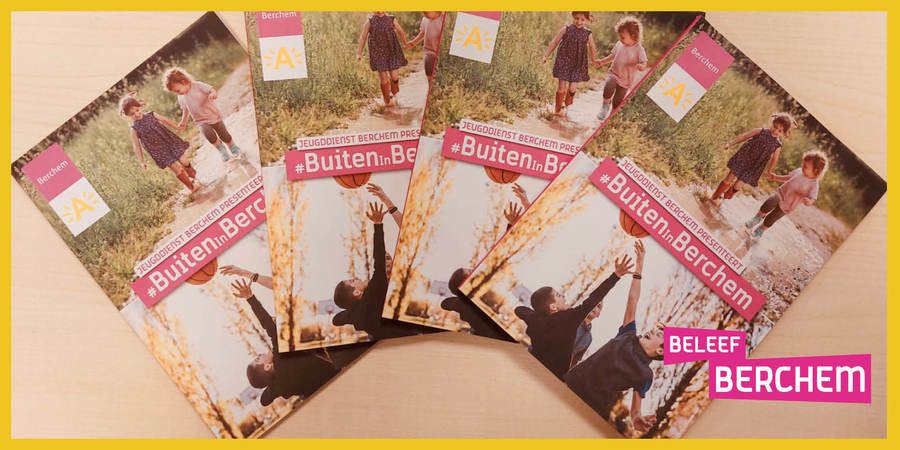 Een stapeltje op brochures uitgestald op tafel Een stapeltje op brochures uitgestald op tafel