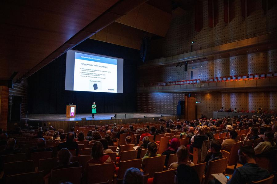 Keynote-spreker Veerle Opstaele geeft informatie over samenwerken.