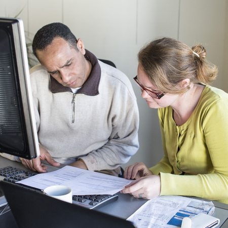Leden van een vereniging werken met de computer in een buurtsecretariaat. Leden van een vereniging werken met de computer in een buurtsecretariaat.