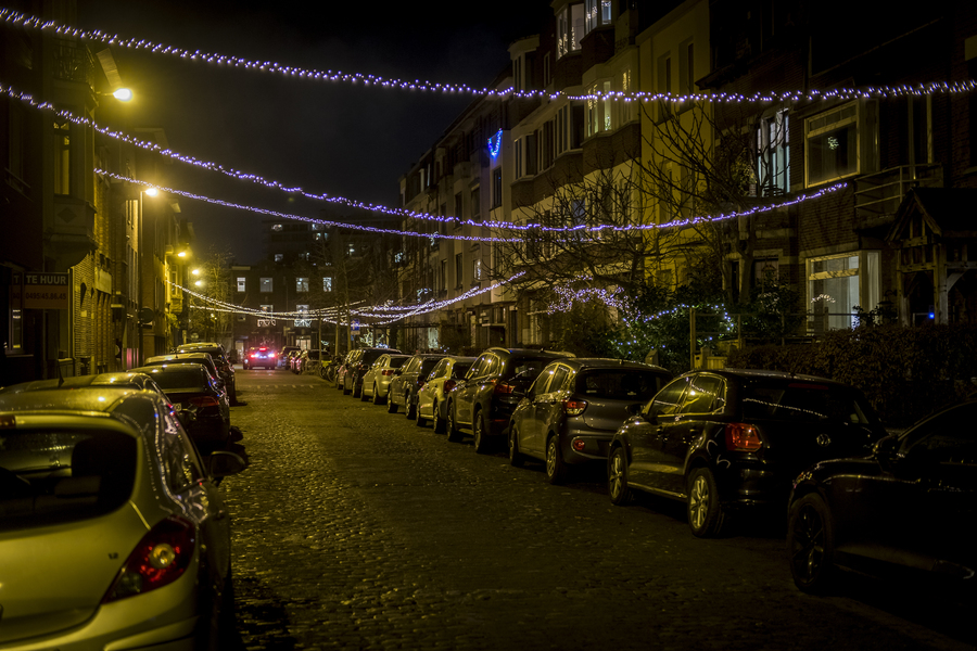 Berchemse straat in de schemer, versierd met lichtslingers