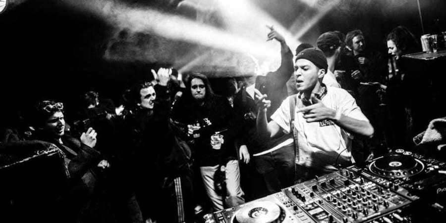 Dj achter dj-tafel Dj achter dj-tafel