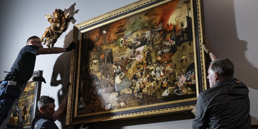 3 mannen hangen het schilderij 'De Dulle Griet' terug op zijn plaats in het Museum Mayer Van den Bergh. 3 mannen hangen het schilderij 'De Dulle Griet' terug op zijn plaats in het Museum Mayer Van den Bergh.