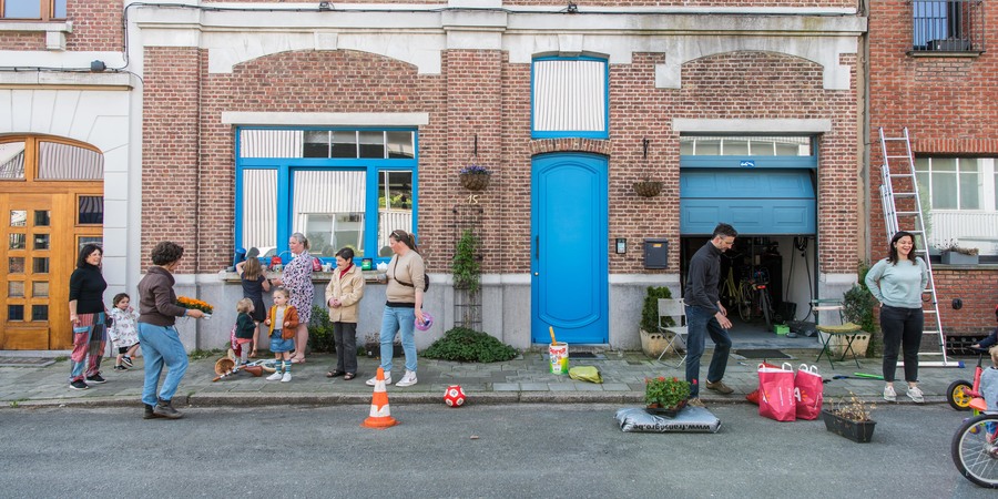 foto van een buurtbewoners aan de slag in hun straat tijdens een Groeidag in Borgerhout