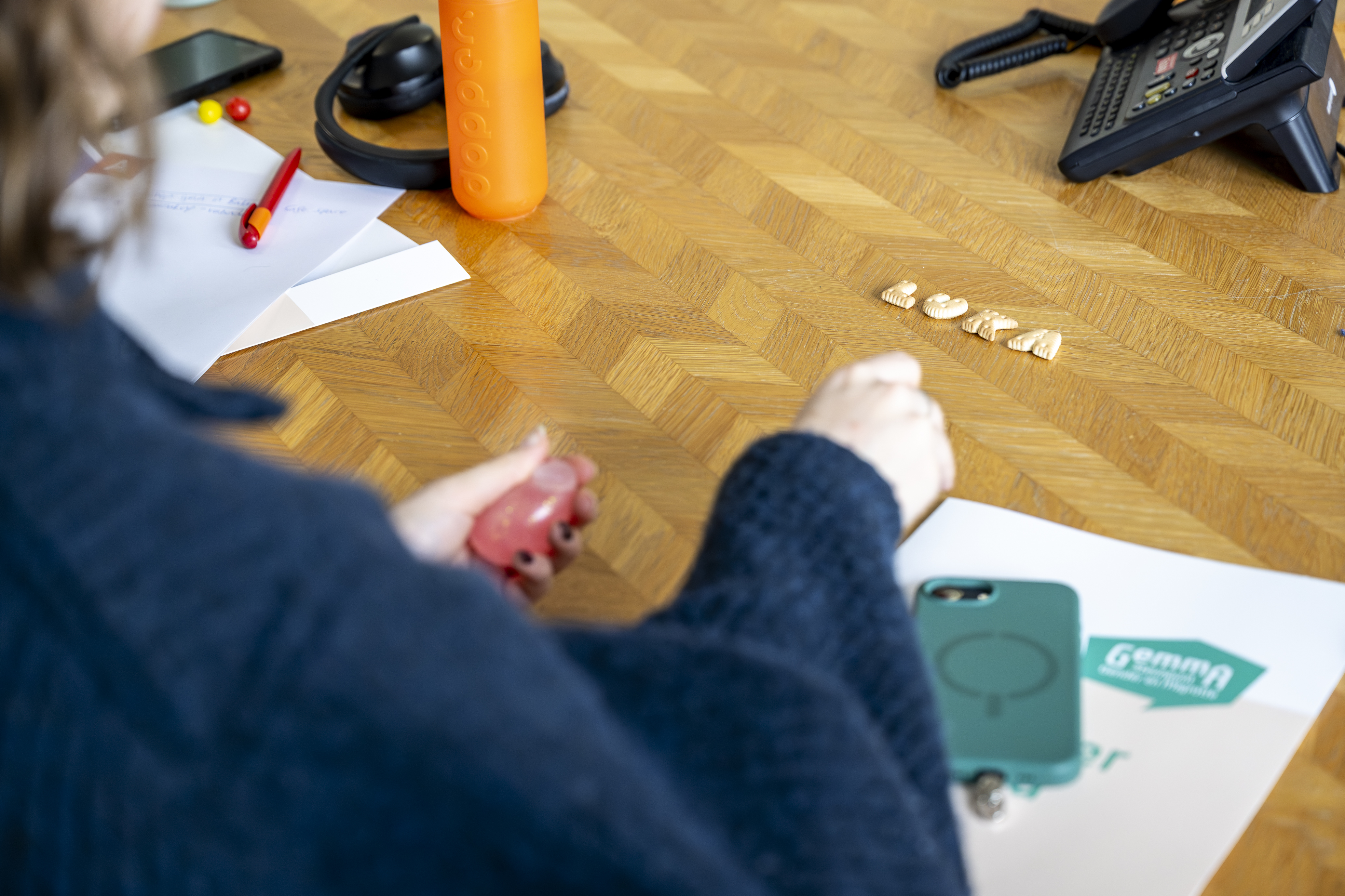 Iemand legt 'Luka' met letterkoekjes