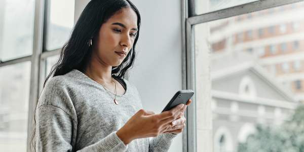 vrouw typt op smartphone