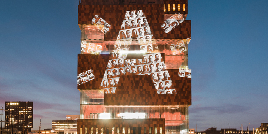 Campagnefoto van het MAS met de stralende A vol Antwerpenaars