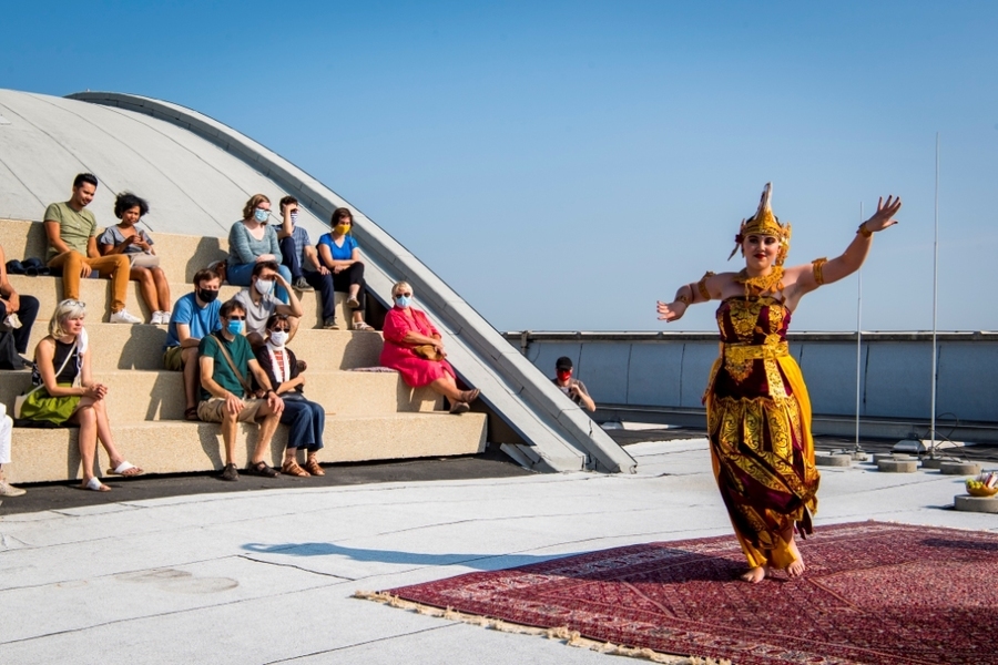 Danseres in traditionele Aziatische kledij en publiek