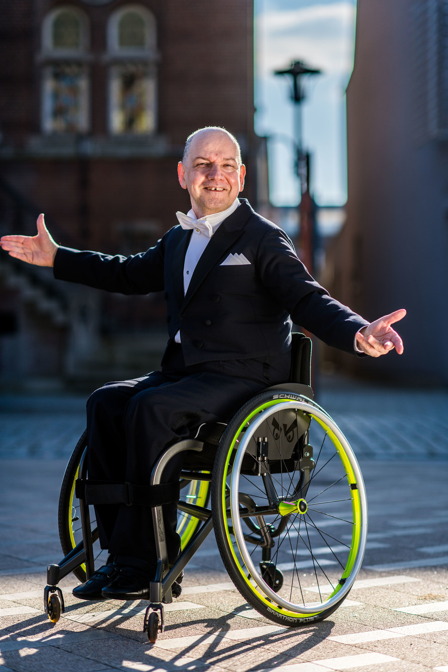 Marcel poseert lachend met smoking aan in een rolstoel Marcel poseert lachend met smoking aan in een rolstoel