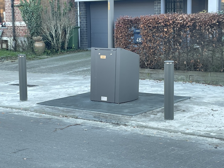 Ondergrondse glascontainer op kruispunt Herautenlaan-Baljuwlaan.